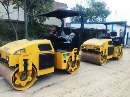 洛陽3噸4噸無級變速自動擋雙鋼輪壓路機