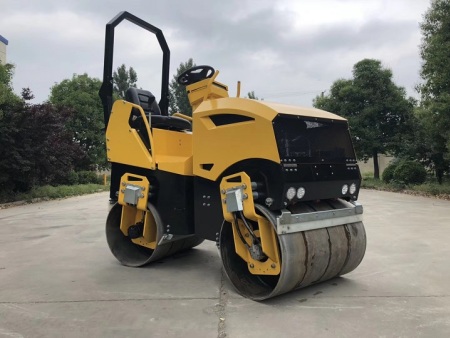 LTC2015雙鋼輪輪無(wú)級(jí)變速振動(dòng)壓路機(jī)