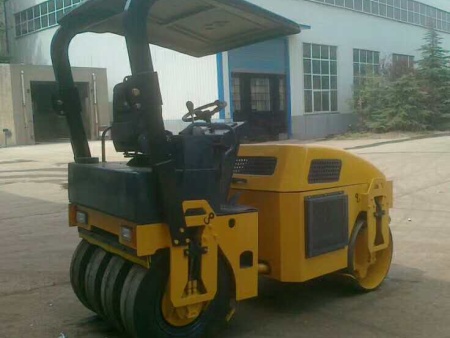 3噸雙驅(qū)雙振全液壓振動壓路機