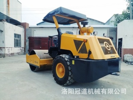 6噸單鋼輪振動壓路機氣剎雙轉向操作臺可以側翻單桿操作簡單