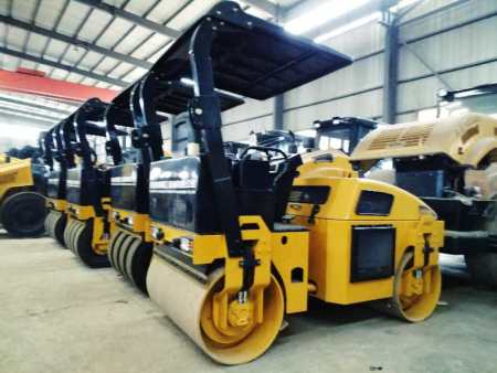 洛陽4噸全液壓雙驅雙振壓路機